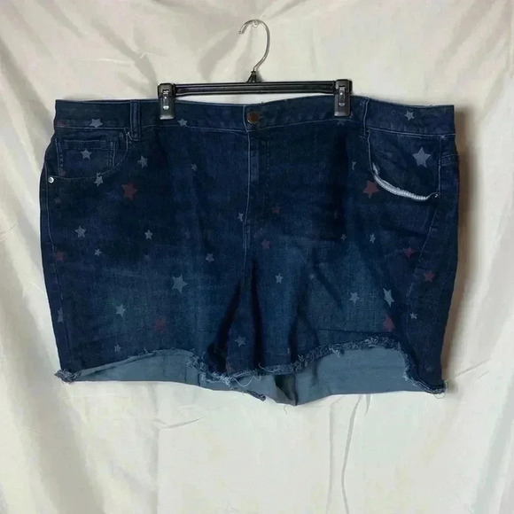 Lane Bryant mid-rose red and white star jean shorts‎ - Picture 1 of 7